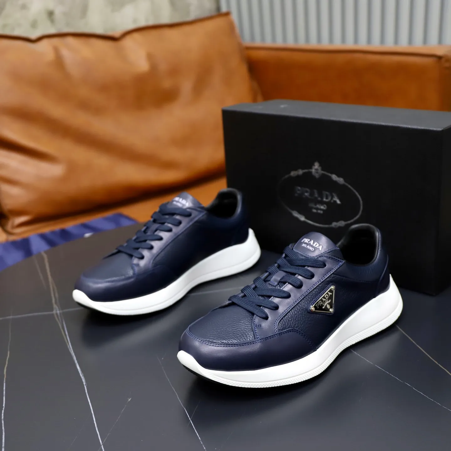 Factory price: 740💰Top original order Brand: PRADA (Prada) Standard code: Men's size 38/44 (45 can be customized) Grade: Same as the official website Material: Original cowhide stitching imported cowhide lining Original combination two-color wear-resistant soft outsole Style category: Leisure and sports version Young fashion European and American trend British style Color: Real picture color